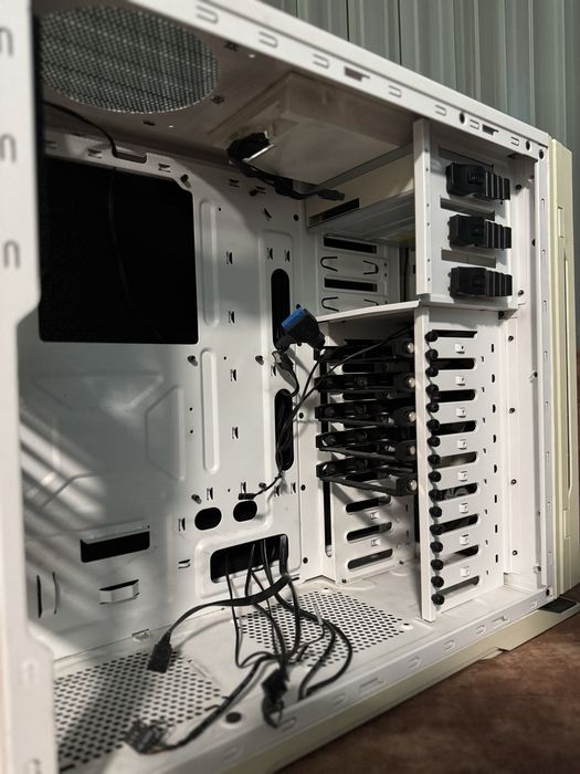 Продавам компютърна кутия NZXT H2 White в добро състояние