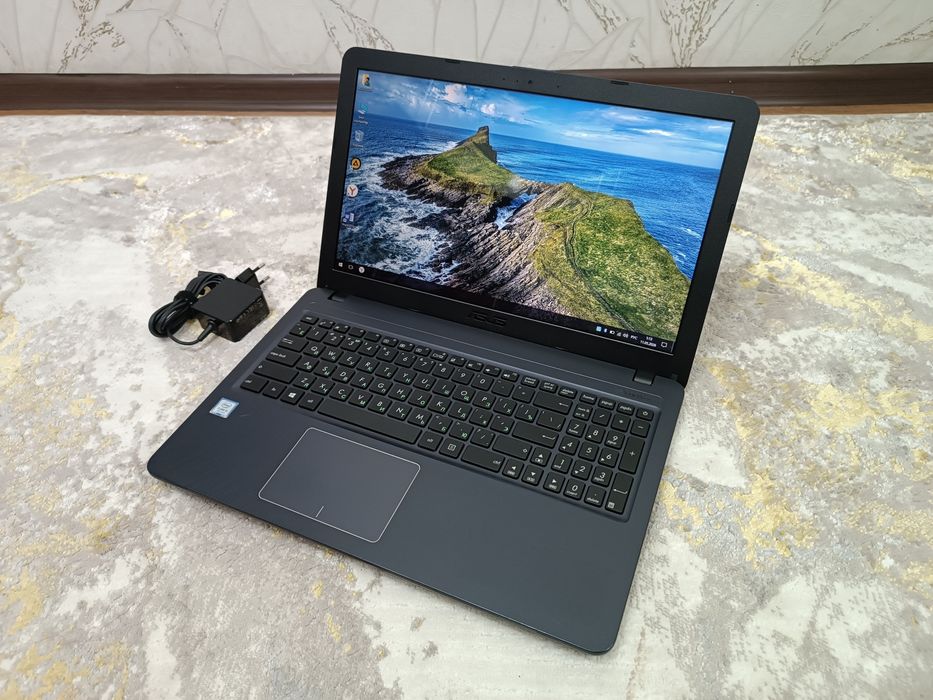 Ноутбук ASUS i3-7thGen + Сумка.