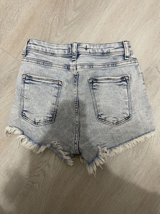 Pantaloni scurți de vânzare