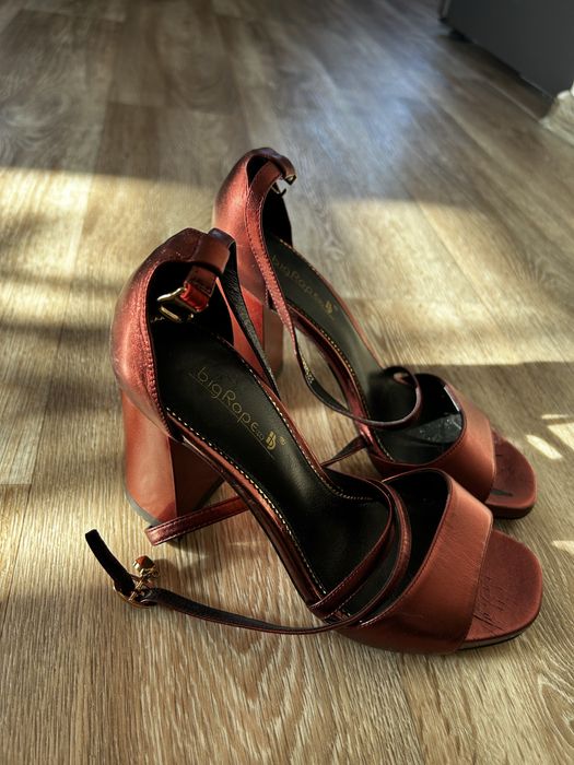 Продам обувь по 2000 тг за одну пару.