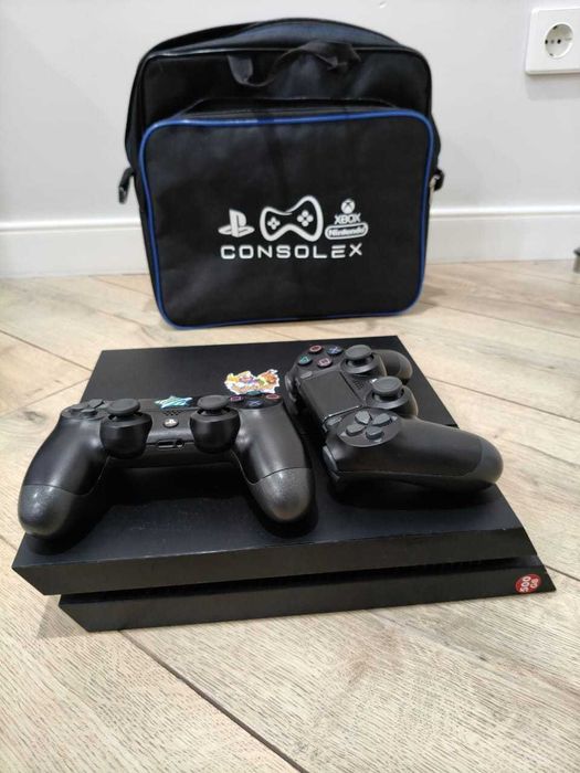 Playstation 4 в отличном состоянии + в аккаунте fc24 и mortal kombat