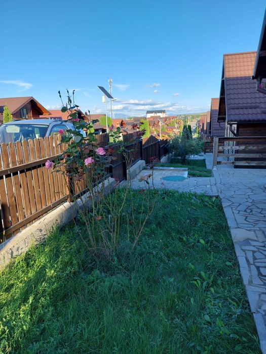 Doua cabane de vanzare