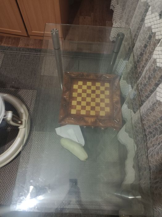 Продам журнальный столик стекло