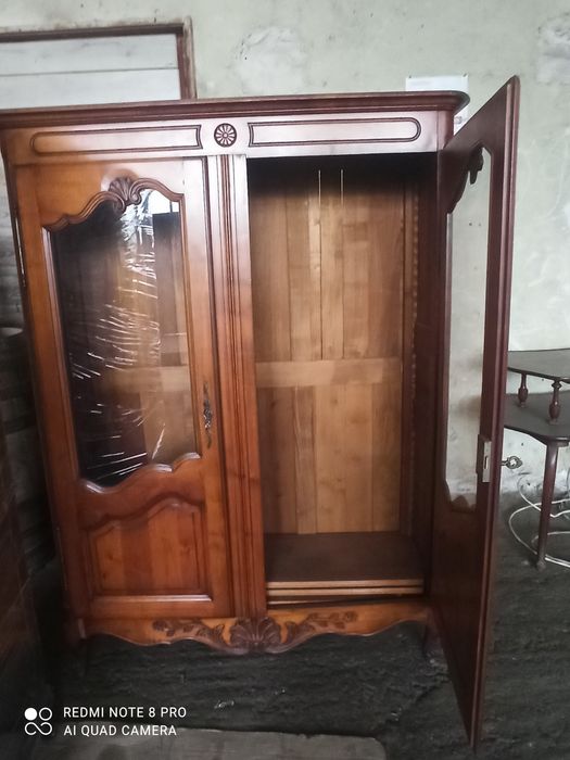 Старинна дървена витрина