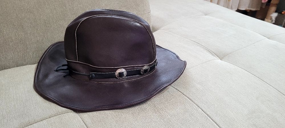 „Pălărie cowboy din piele naturală, stare foarte bună”