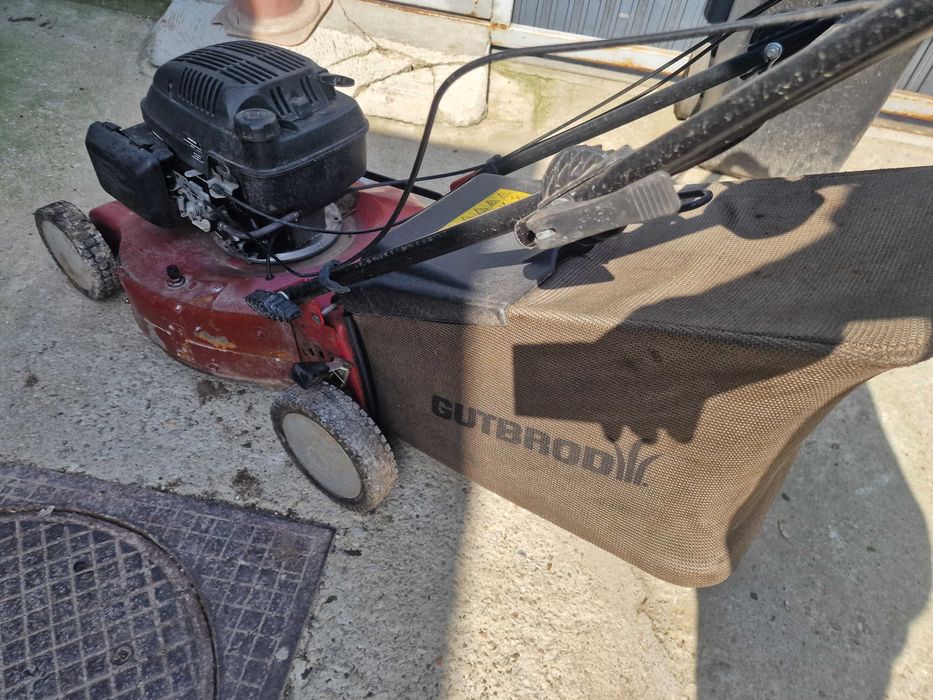 Masina de tuns gazonul pe benzina HONDA 4CP Cu tractiune si SAC