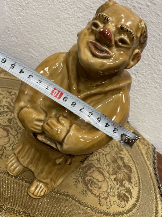 Испанска порцеланова фигура - бутилка свещенник