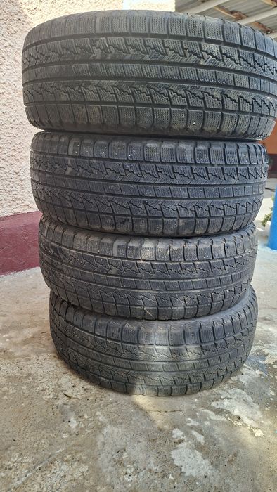 Зимние шины лепучка Корея 215/60R16 в хорошем состоянии цена 80тыс
