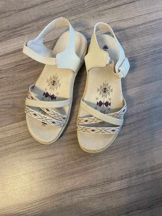 Летни сандали в бежов цвят