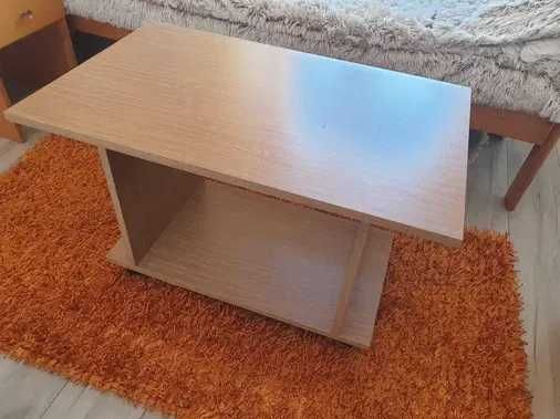 Pat si noptiera din lemn de brad