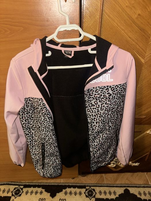 Geaca anti vant roz cu leopard pentru copii