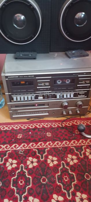 Combina muzicala cu radio , casete și discuri placi stare bună de funcționare. Cu 2 boxe.