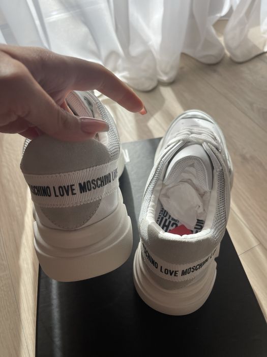 Сникърси Love Moschino