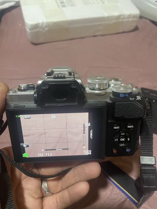 Olympus OM-D E-M10 Mark III + Kit 14-42mm – Funcțional 100% (Mici pete pe display)