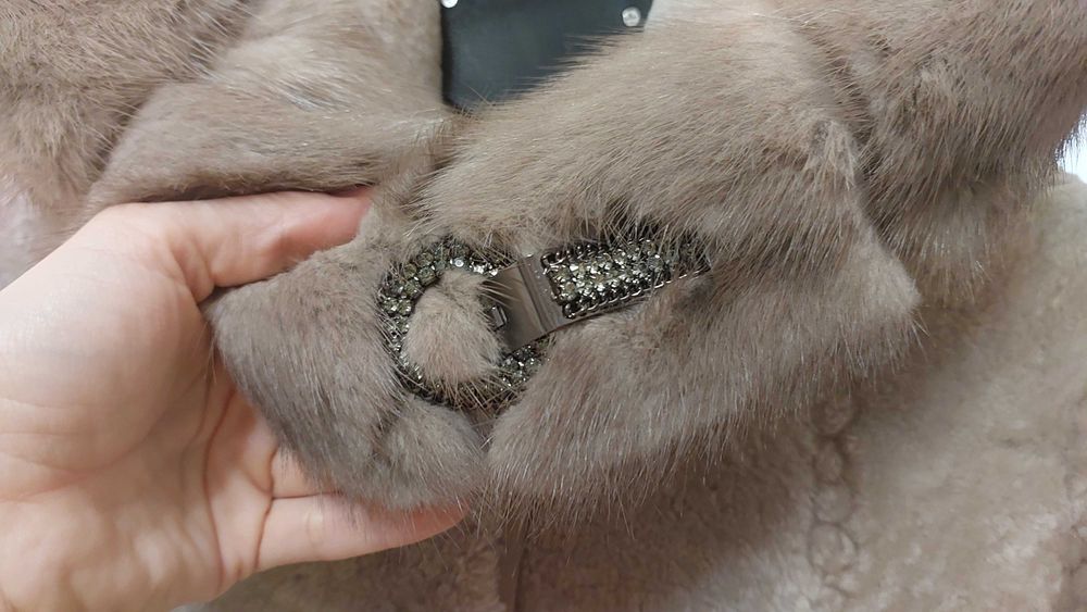 Blana naturala gri, lunga, de mouton, cu detaliu de nurca la gluga