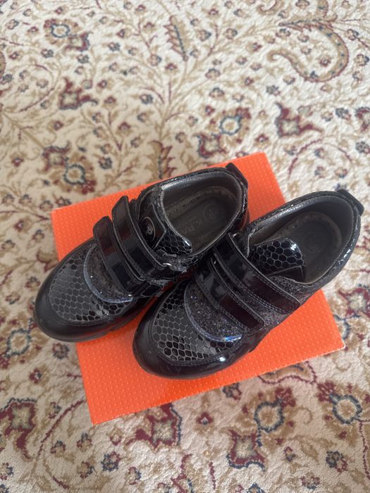 кожанные туфли для девочки 30 р