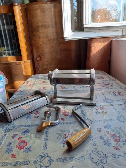 Scaune, masuță, de toate.