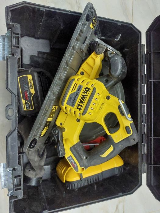 Circular dewalt dcs576