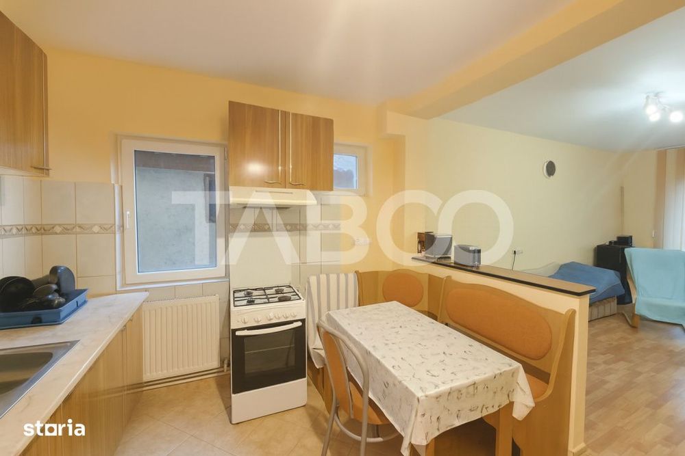 Apartament decomandat de vanzare 3 camere balcon parcare si curte
