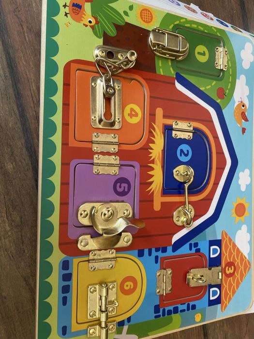 Дървена дъска с активности Tooky Toy - Резета и ключалки