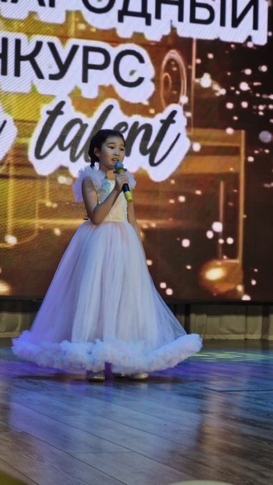 Розовое пышное платье