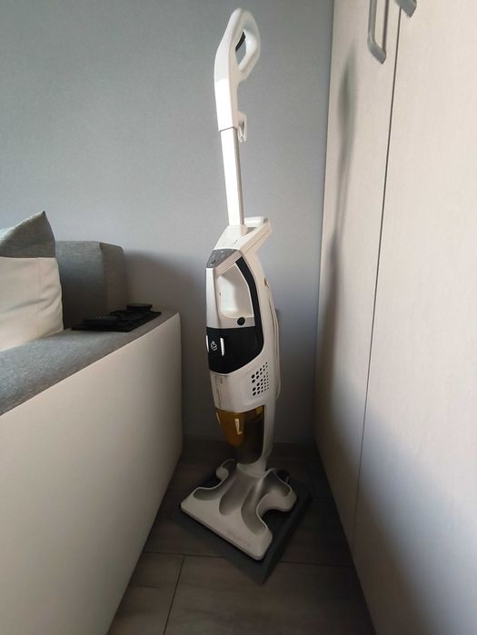 Вертикална прахосмукачка и парочистачка- 3в1
