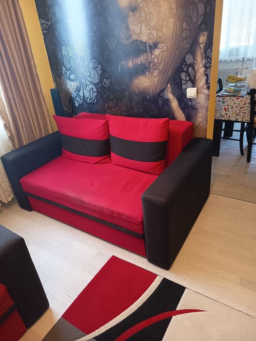 Vând mobilier living , două canapele de 2 și 3 locuri + fotoliu, bibliotecă, măsuță de cafea și 2 covoare cu dimensiunile: 180/160 și 170/120.