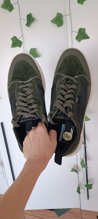 Adidași pentru bărbați

Adidași pentru bărbați.