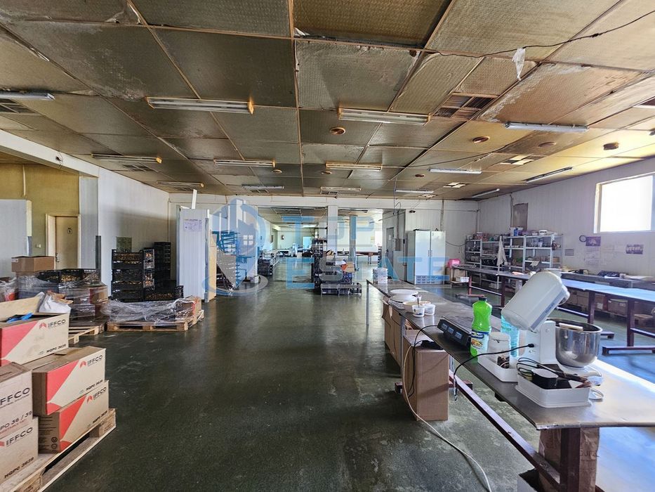 Промишленa сграда със собствен трафопост на главен път Русе - Свиленг