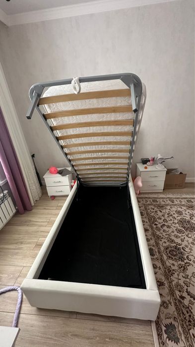 Кровать с матрасом