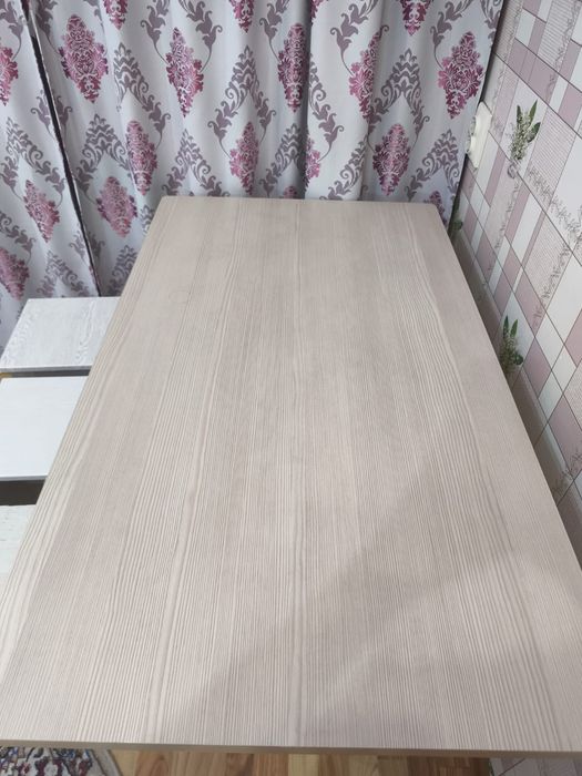 Стол и три стула