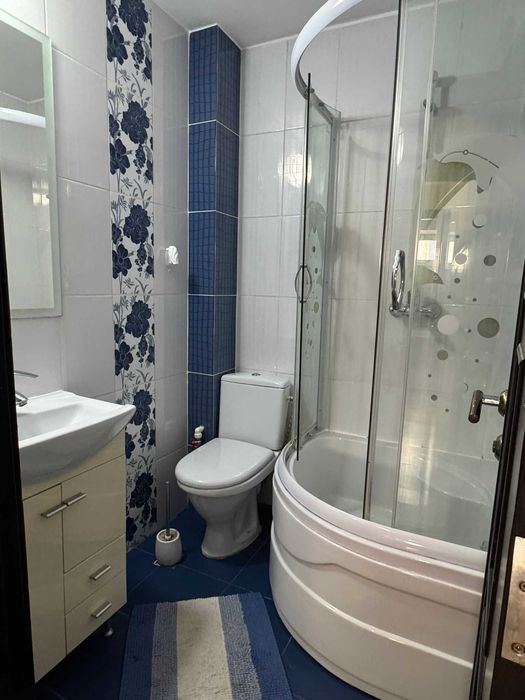 PERSOANĂ FIZICĂ  ---  Vând Apartament cu 3 camere, decomandat, etaj intermediar, 68 mp + acces privat la 100 mp spațiu depozitare