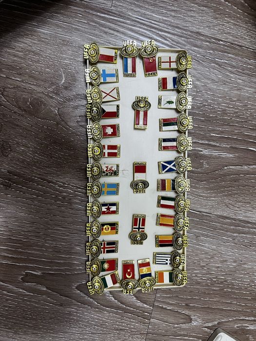 Коллекционный набор футбольных значков УЕФА с флагами стран