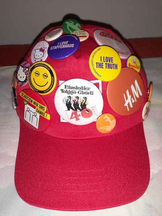 Șapcă cu 23 ecusoane