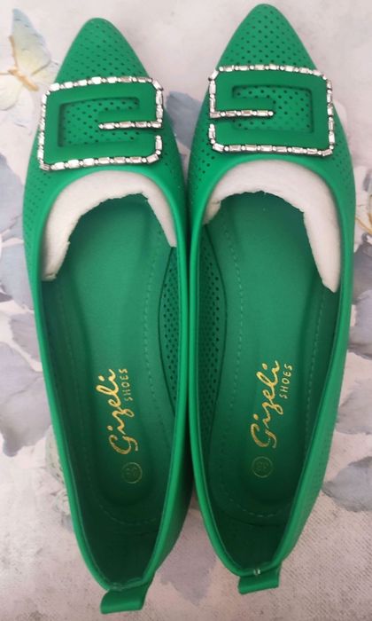 Ayollar uchun yashil tufli