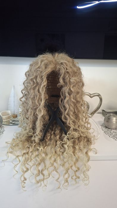 Peruca blonda, par creț