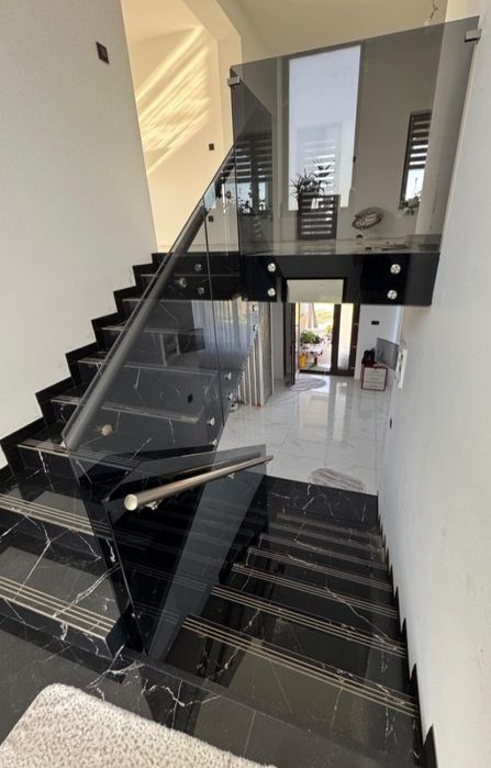 Scări din lemn masiv, balustrade lemn și sticlă securizată