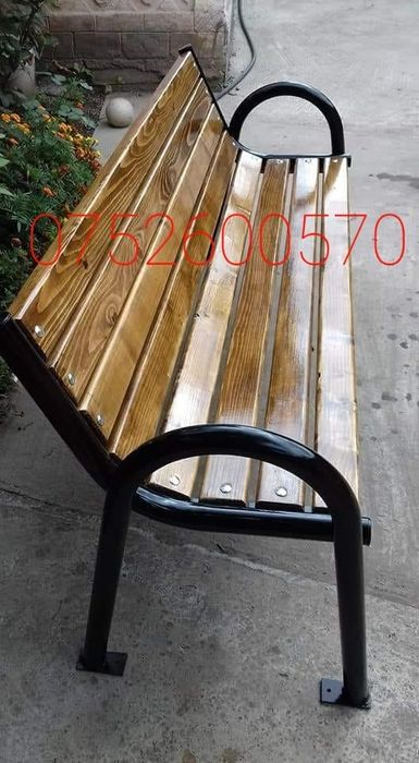 De vânzare, set,masă cu 2banci, la un preț foarte mic