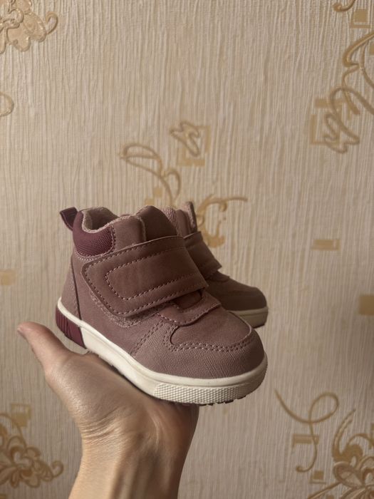 Продаю детские ботинки