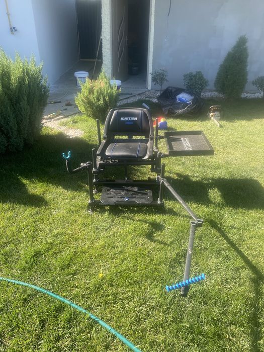 Scaun modular cu un brat reglabil si unu fix