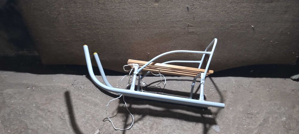 Детска метална шейна с дървена седалка