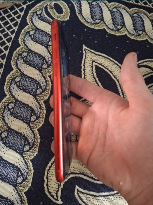 Айфон се 2020 қызыл