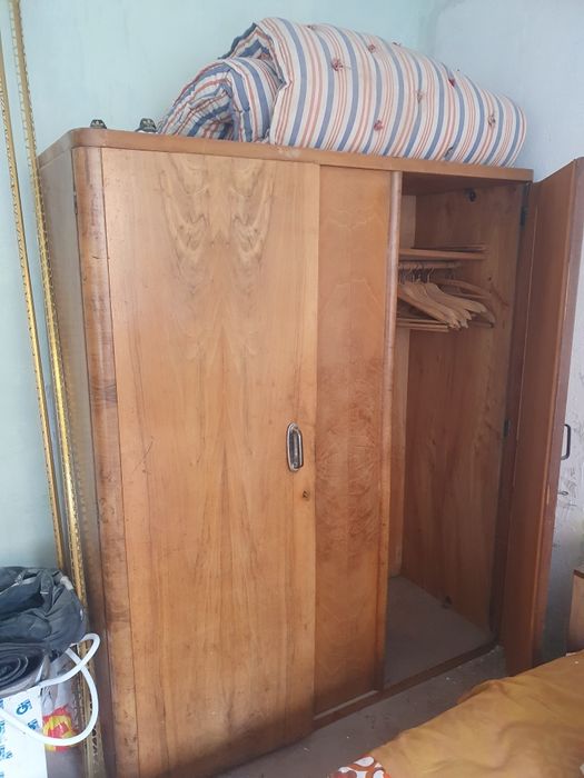 Гардероб от масивна дървесина