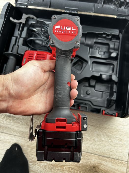 Професионален ударен бормашина винтоверт Milwaukee M18 FPD3 (Комплект с батерия 5.5 Ah High Output и бързо зарядно) 2025г.