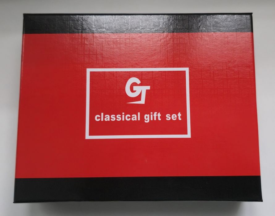 Set cadou plosca cu 4 pahare in piele si pâlnie