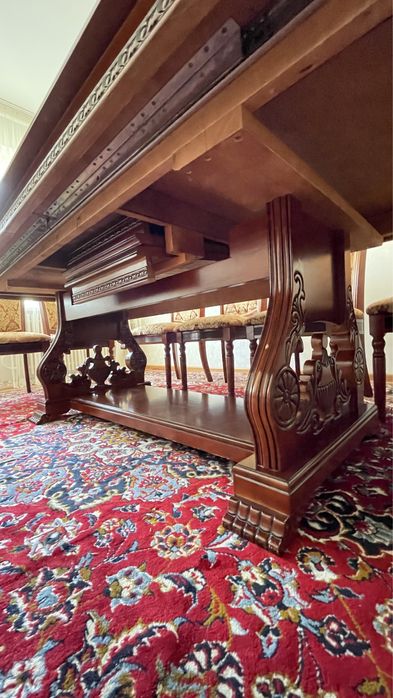 Гостинный стол без стульев