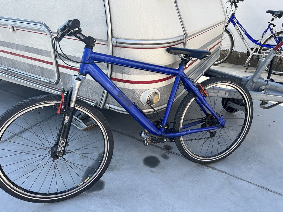Bicicleta cu cadru de aluminiu