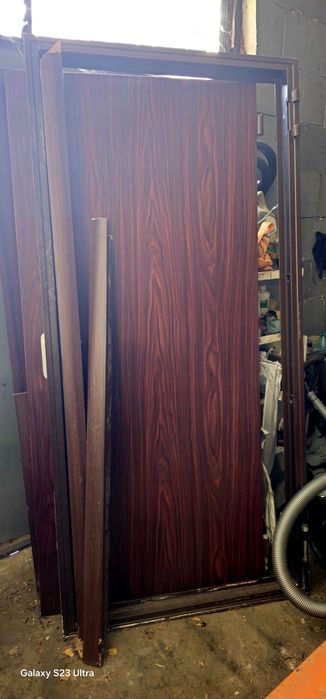 Входна врата пожароустойчева