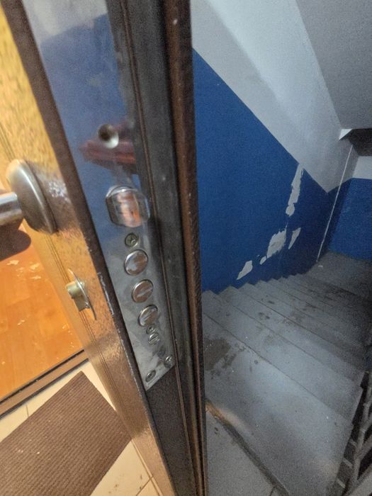 Выходная дверь. Продам