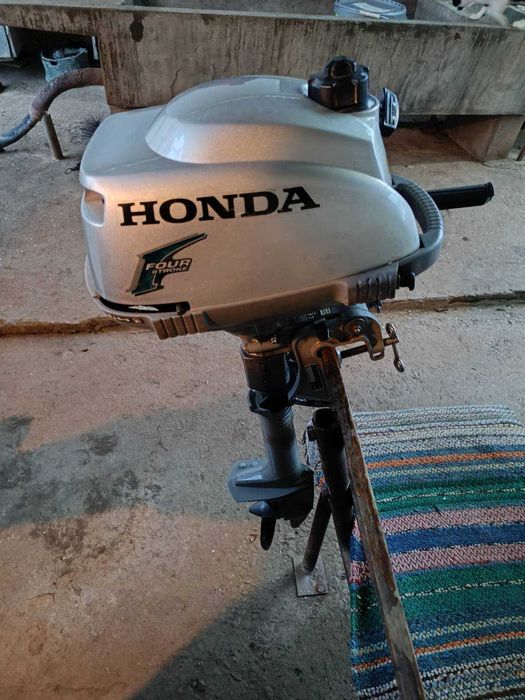 Продавам мотор за лодка Honda 2.3кс